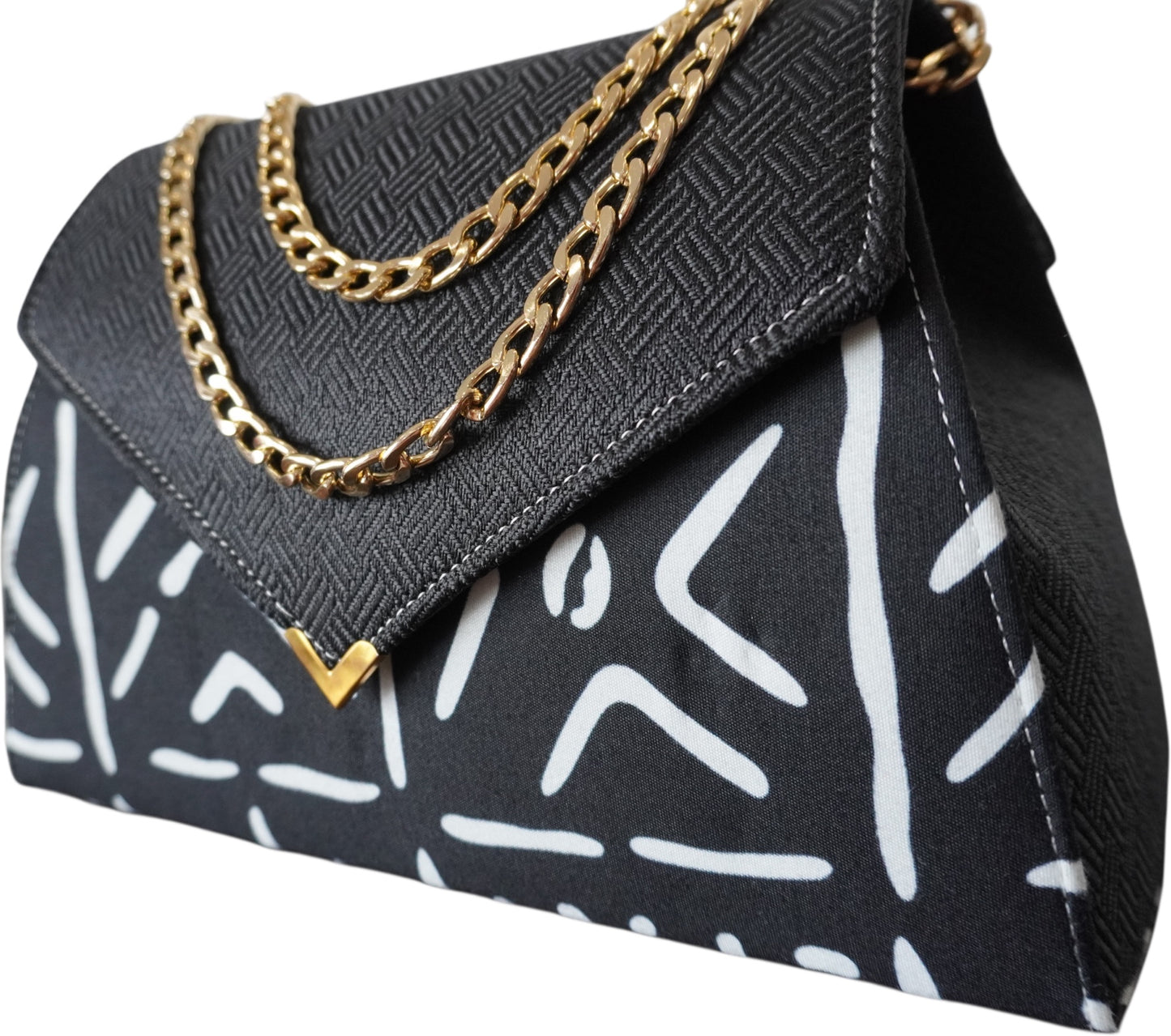 Monochrome Majesty: Black Fabric Handbag with African Print and Gold Chain – Limited Edition !